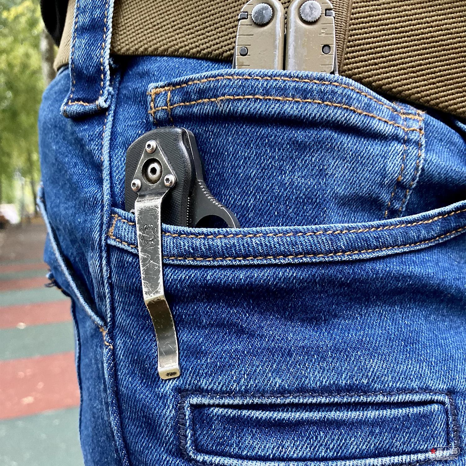 Специальное усиление на передних карманах сделано для более надёжной фиксации клипсы ножа